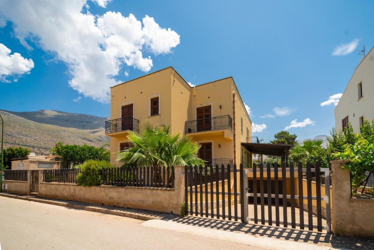 Perla Di Mare Appartamenti Castelluzzo Exterior photo
